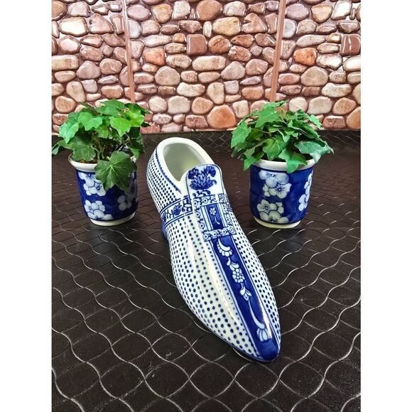 Chinoiserie Porcelain Shoe and Two Porcelain Blue Vases - Picture 2 of 10